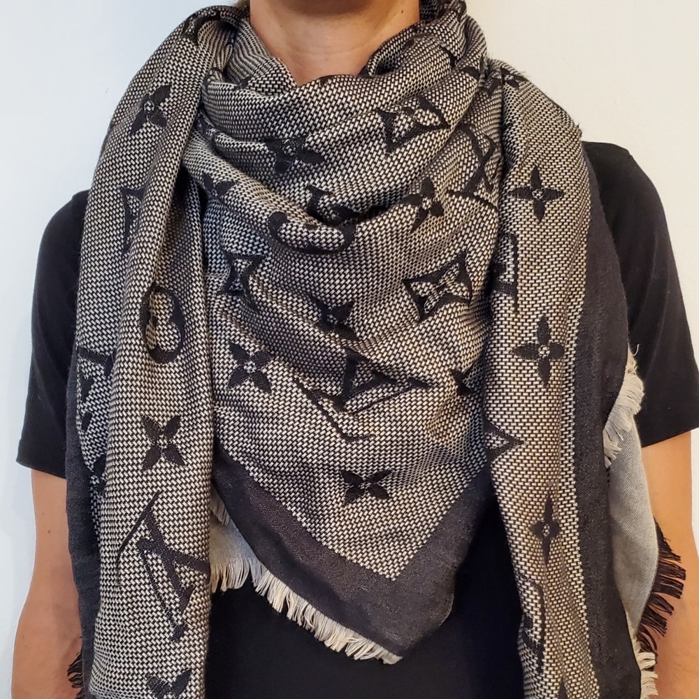 BRAND NEW LOUIS VUITTON COLLECTION NEO NATTÉ MONOGRAM SHAWL! SILK & WOOL